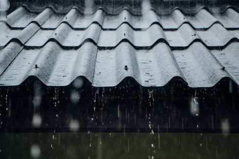 How Metal Roofs Avoid Making a Ruckus in the Rain